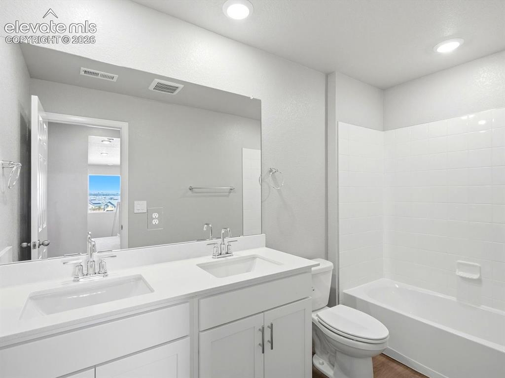 Image 26 of 29: Bathroom