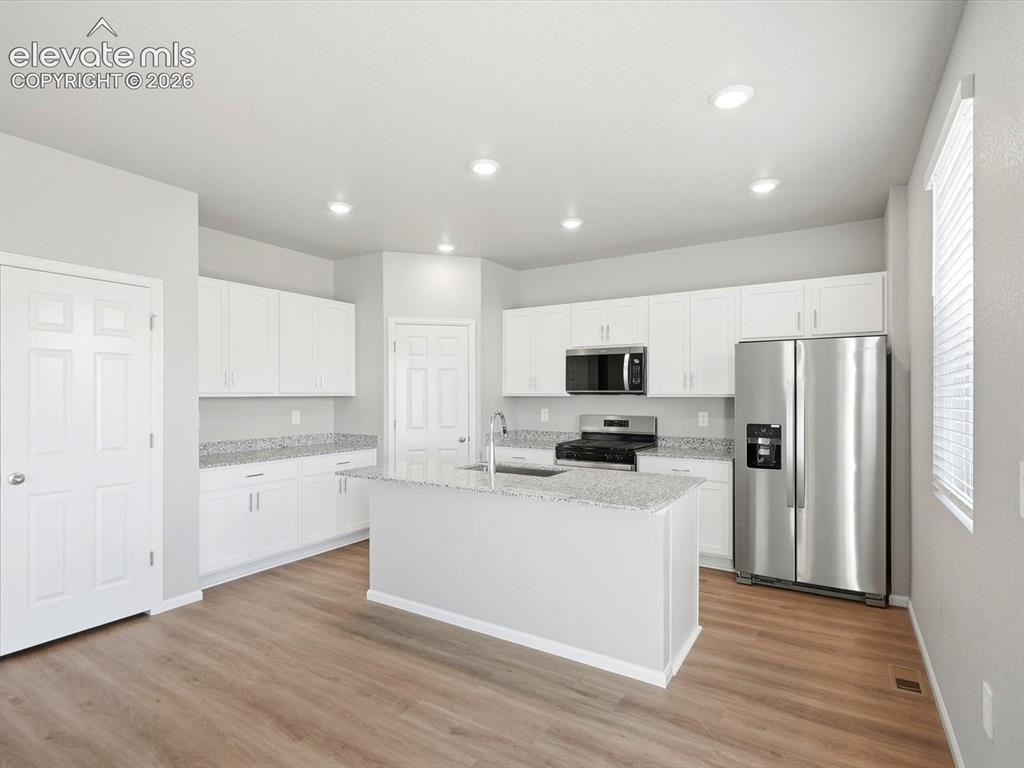 Image 7 of 29: Kitchen