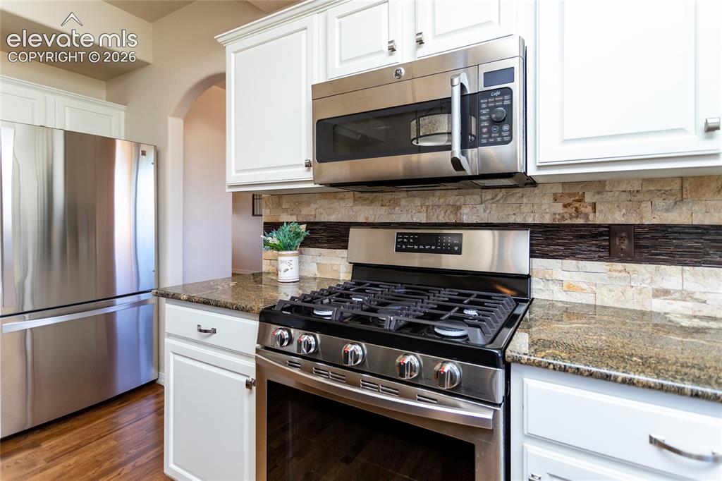 Image 15 of 50: Kitchen