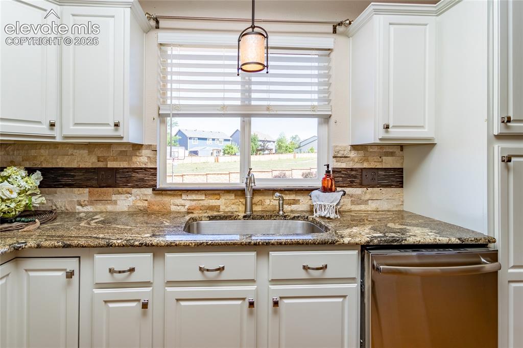 Image 16 of 50: Kitchen