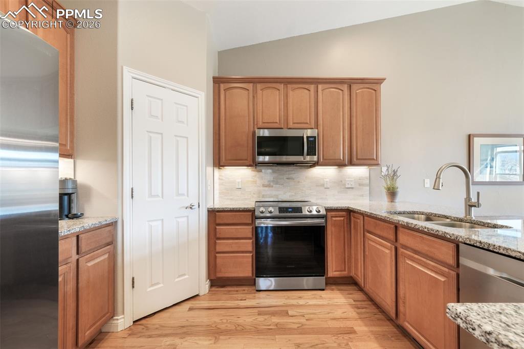 Image 13 of 50: Deck