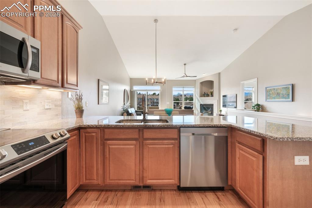 Image 14 of 50: Kitchen