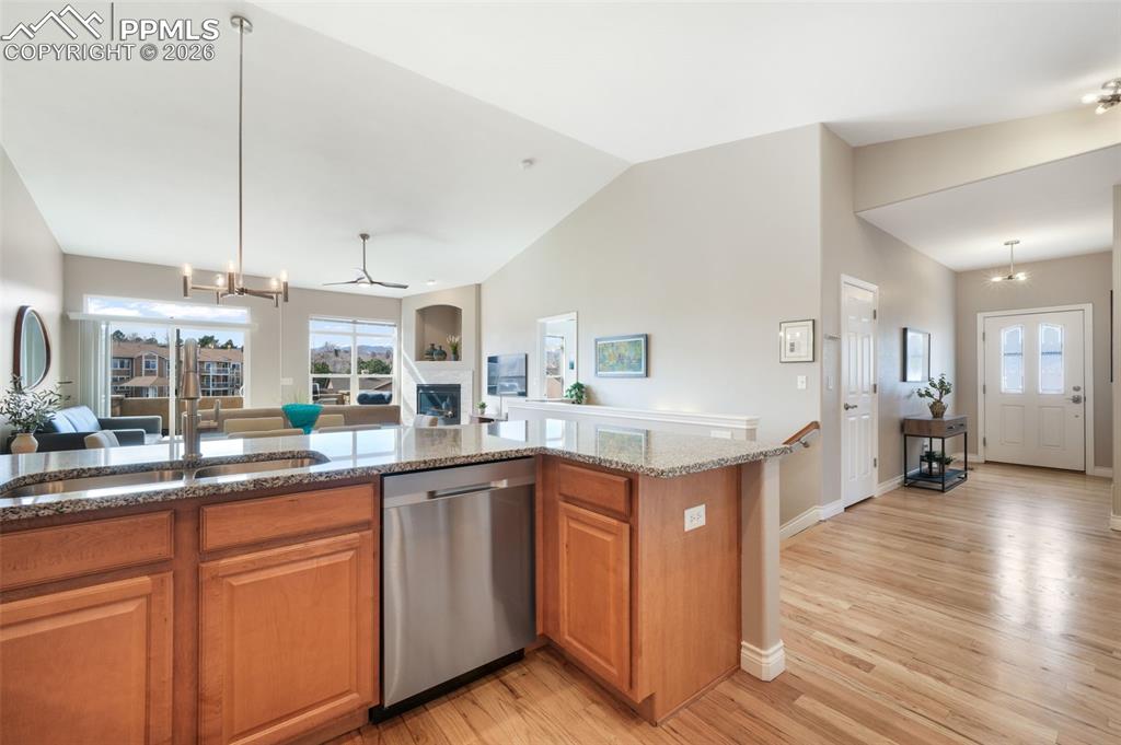 Image 15 of 50: Kitchen