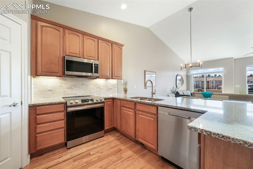 Image 16 of 50: Kitchen