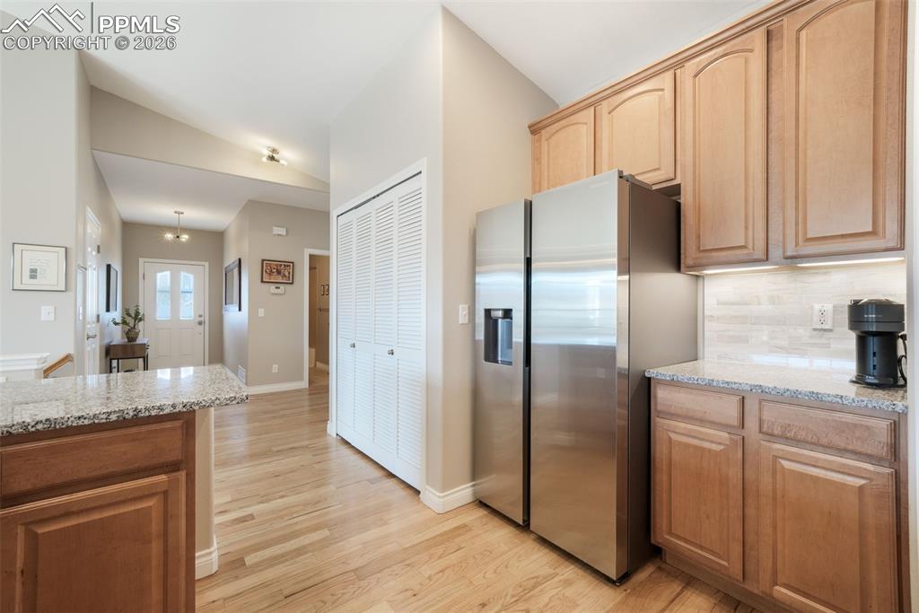 Image 17 of 50: Kitchen