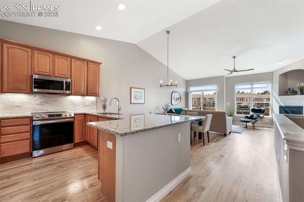 Image 18 of 50: Kitchen