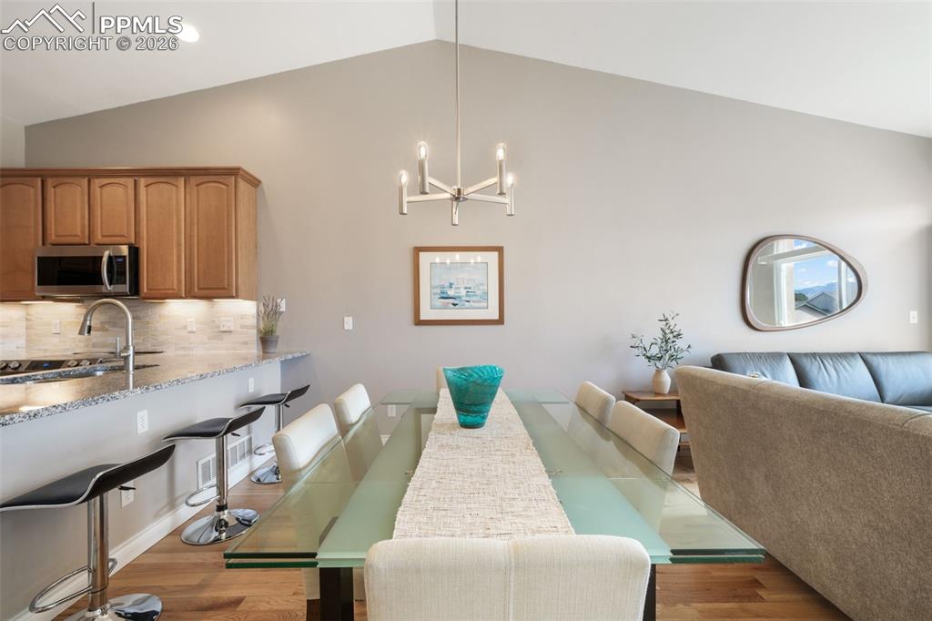 Image 20 of 50: Kitchen