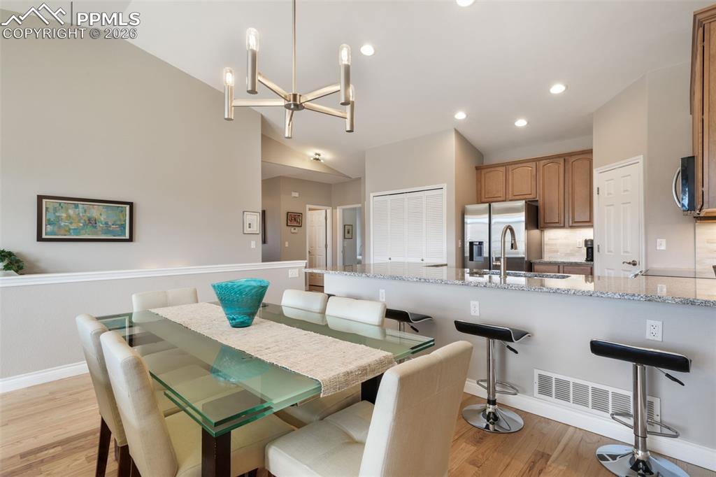 Image 22 of 50: Dining Area