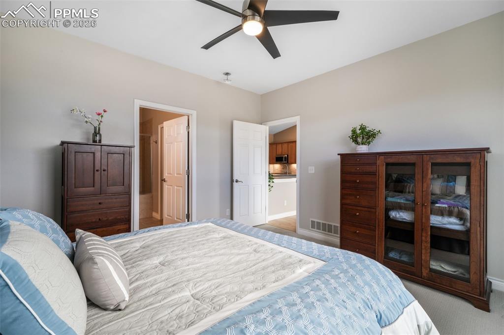 Image 25 of 50: Dining Area