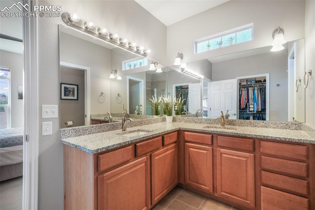 Image 29 of 50: Bedroom