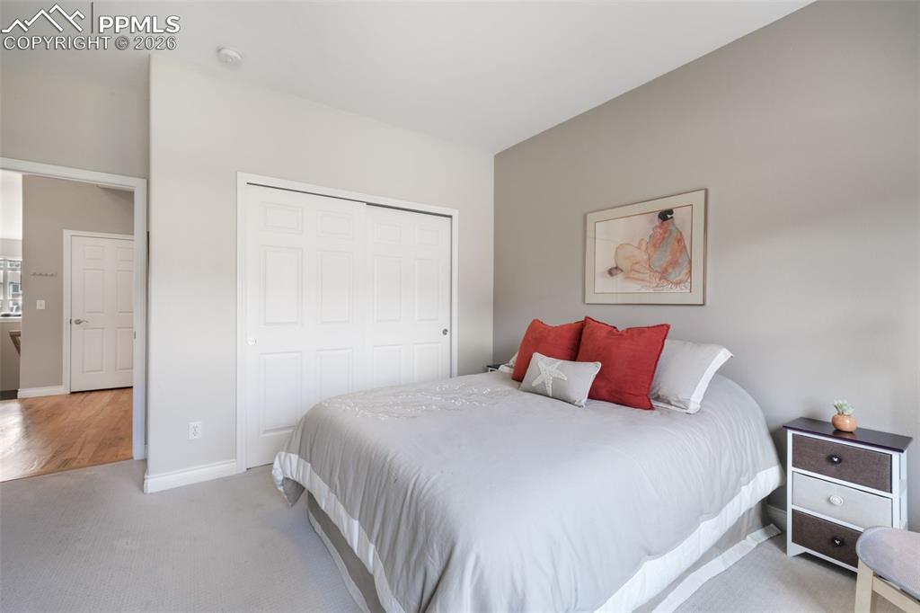 Image 33 of 50: Bedroom