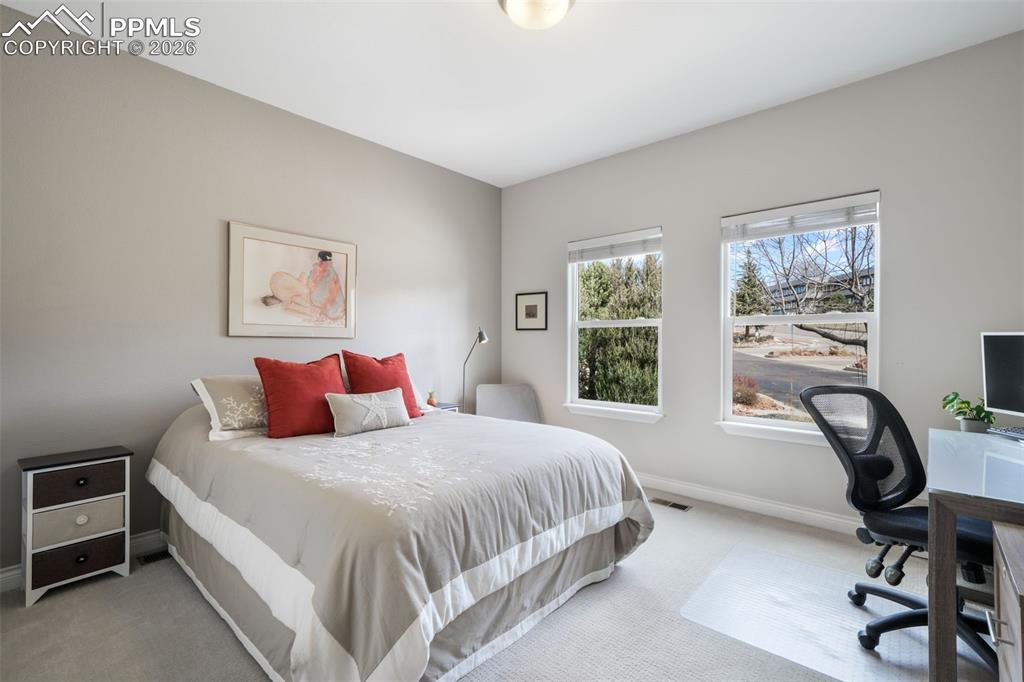 Image 34 of 50: Living Room