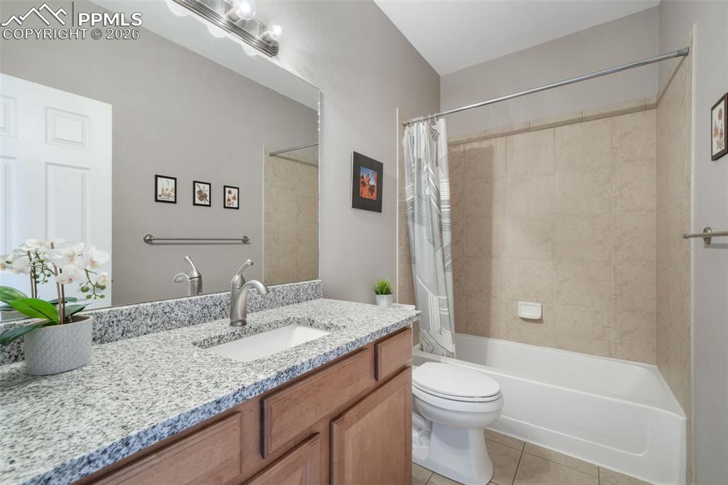 Image 35 of 50: Bedroom