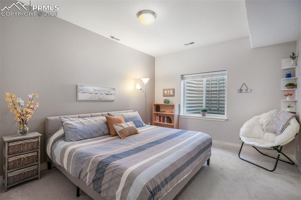 Image 39 of 50: Bedroom