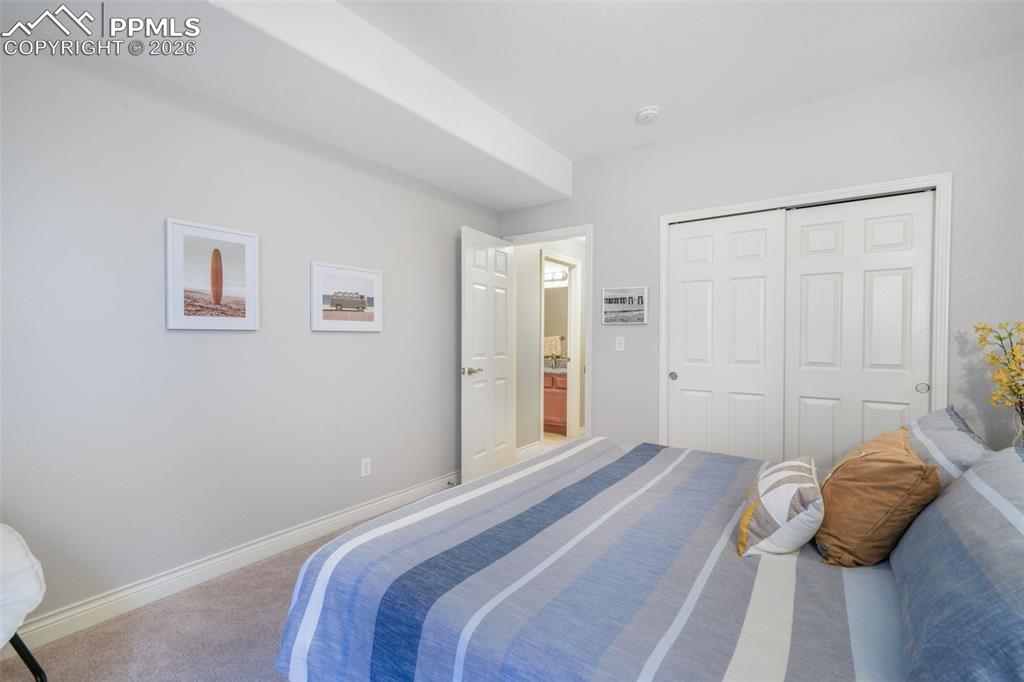 Image 40 of 50: Living Room