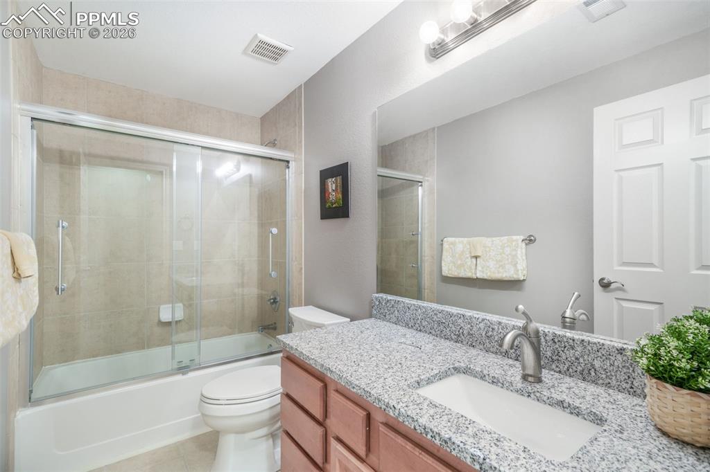 Image 42 of 50: Bedroom