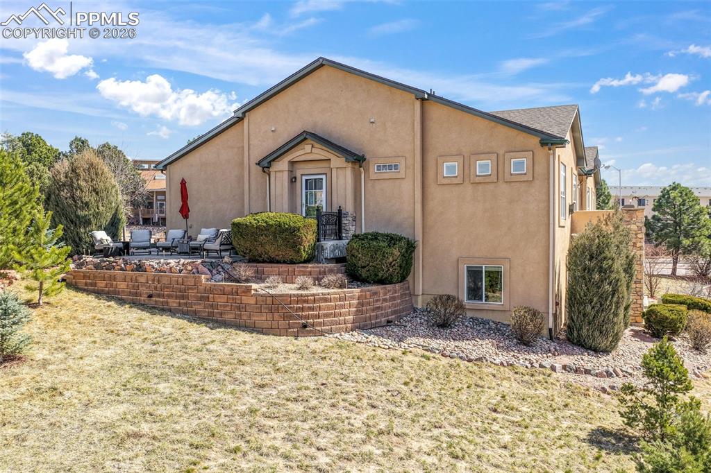 Image 47 of 50: Living Room