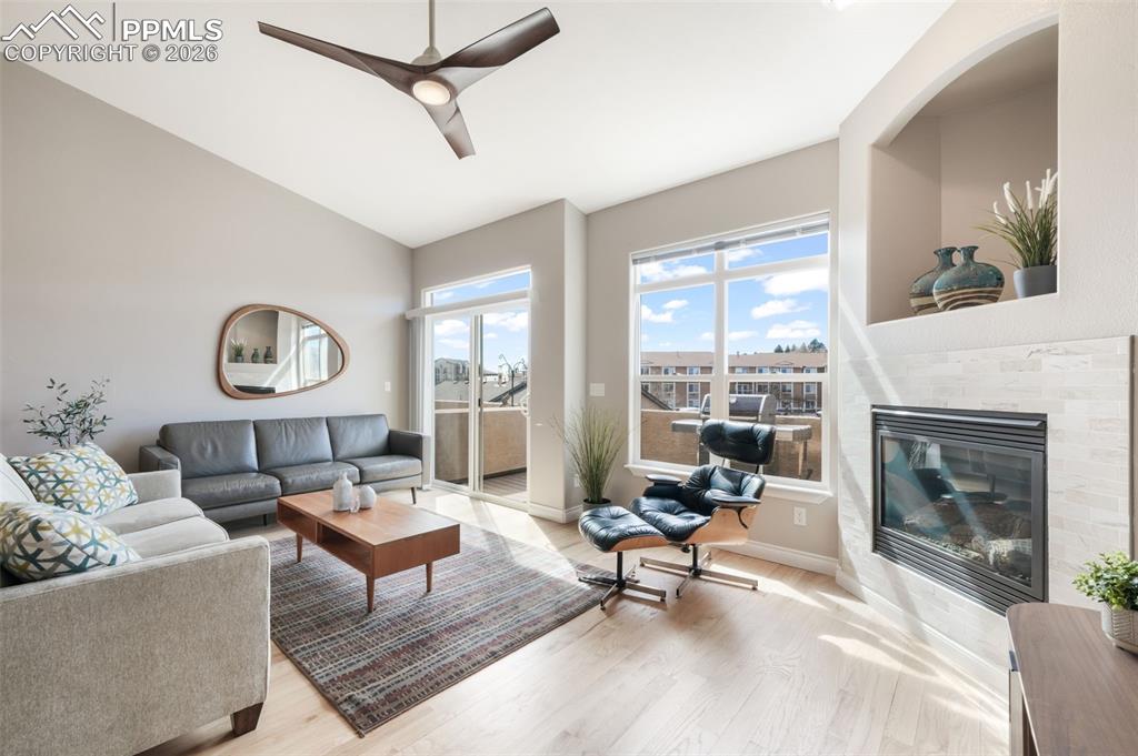 Image 7 of 50: Living Room