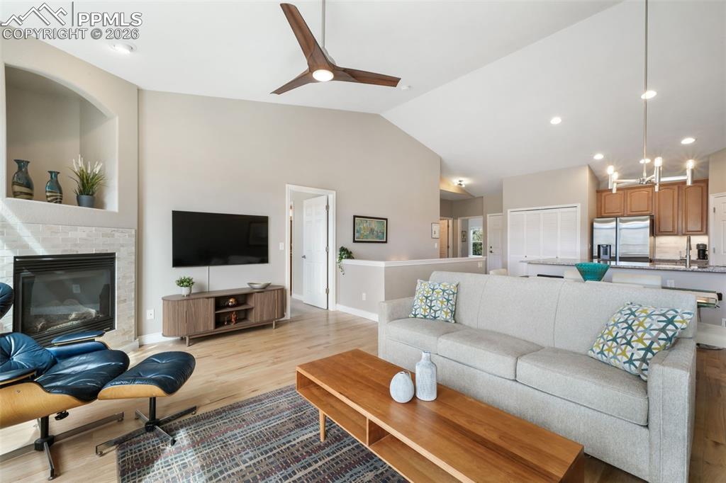 Image 8 of 50: Living Room