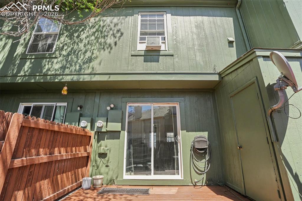 Image 18 of 25: Fenced in back yard, perfect for privacy and dogs!