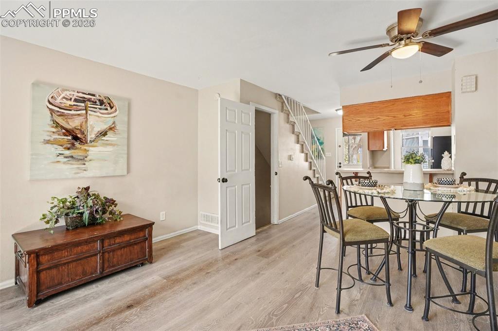 Image 4 of 25: Dining area & counter bar