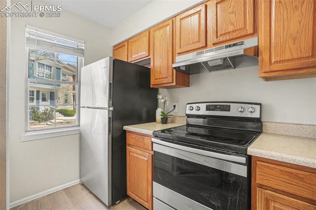 Image 5 of 25: Stainless steel and black appliances!