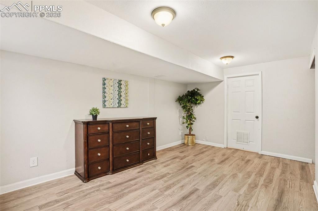 Image 8 of 25: Large master with en-suite bathroom!