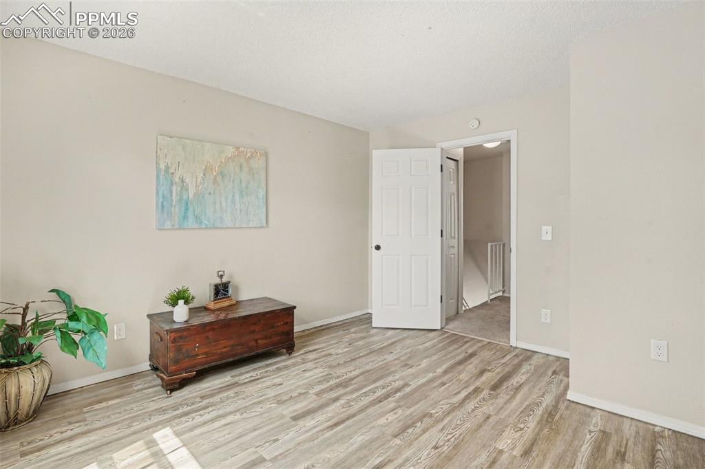 Image 9 of 25: Secondary bedroom