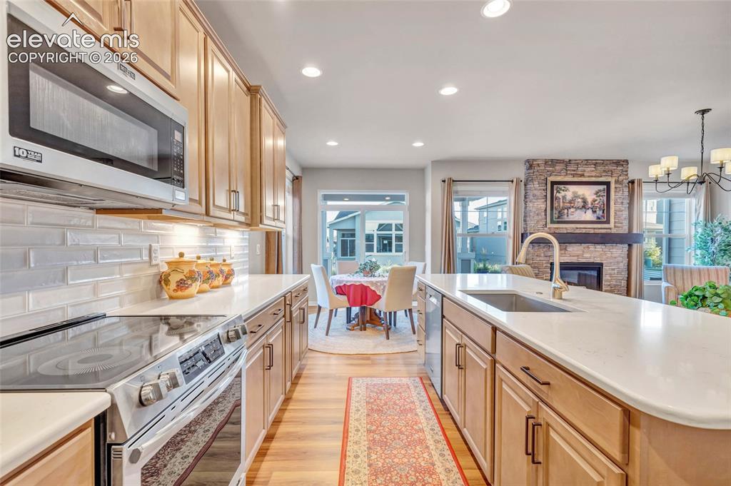 Image 16 of 49: Kitchen