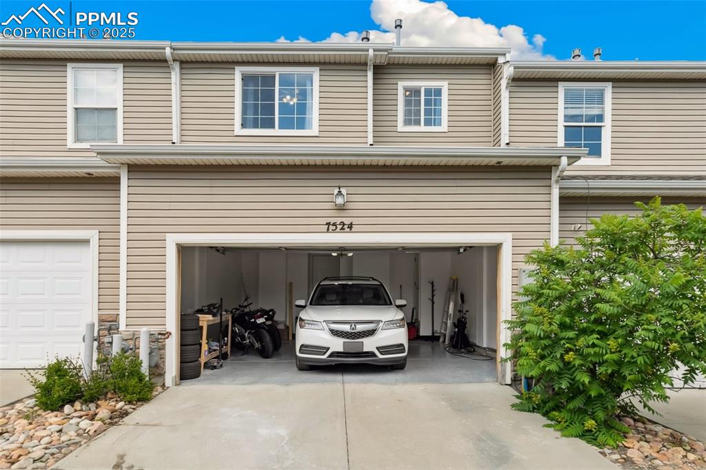 Image 26 of 29: Garage