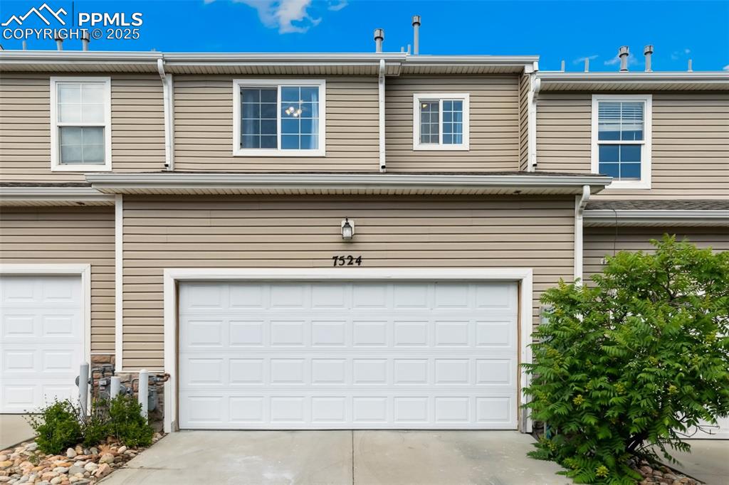 Image 27 of 29: Garage