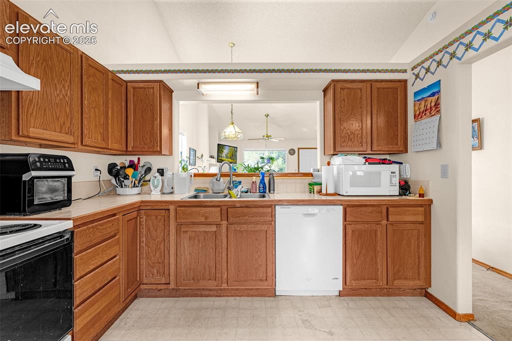 Image 8 of 26: Kitchen