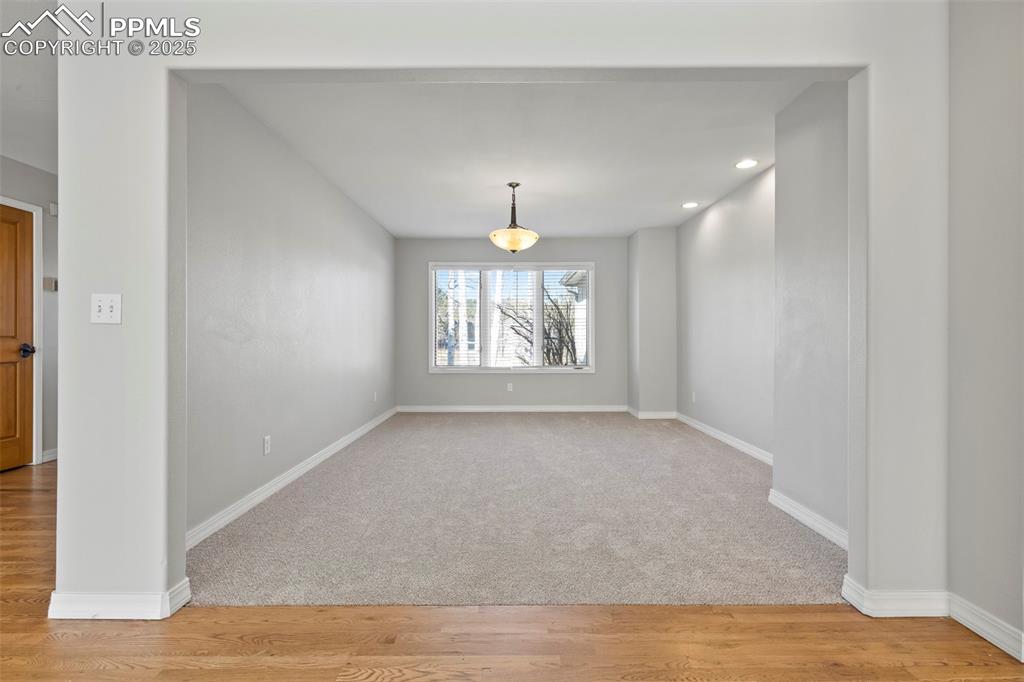 Image 12 of 35: Dining