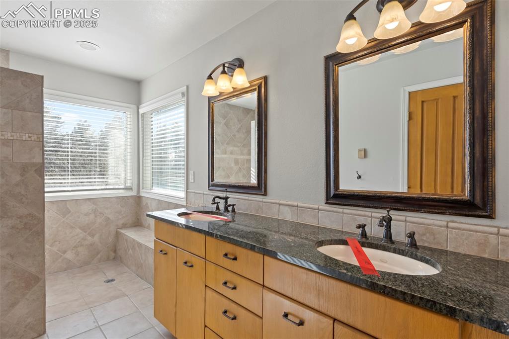 Image 14 of 35: Primary En Suite