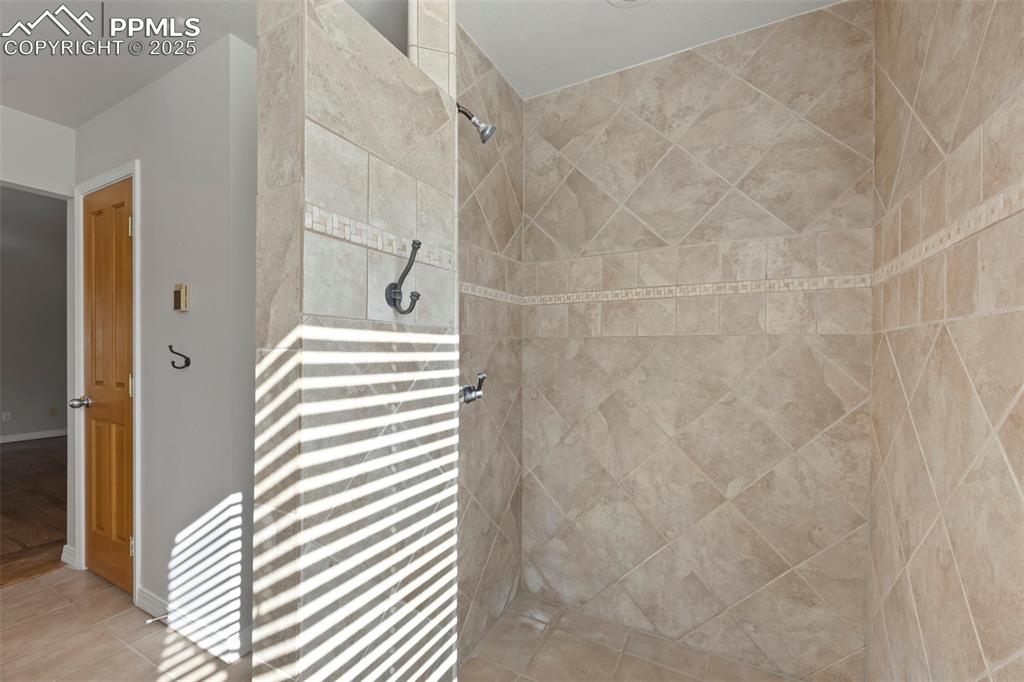 Image 15 of 35: Primary En Suite