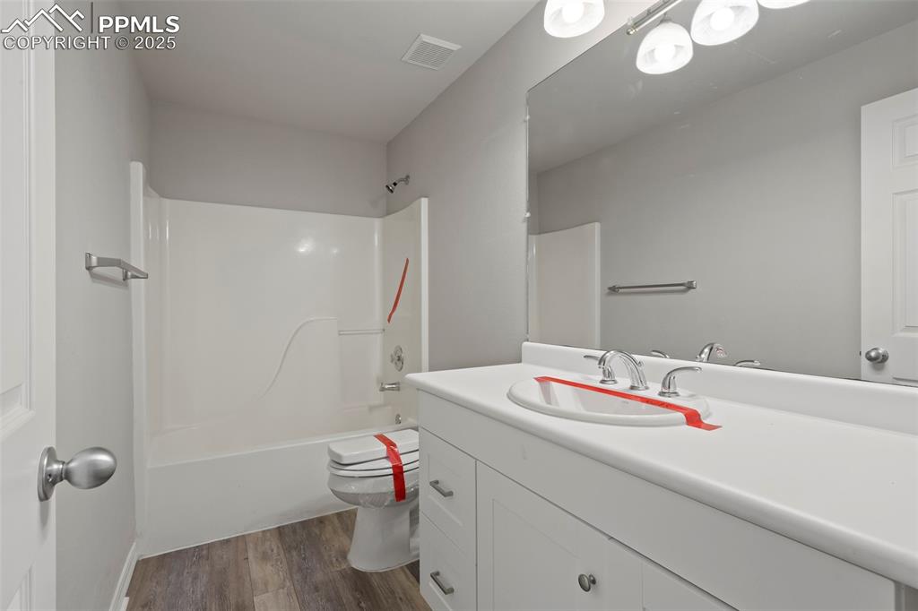 Image 18 of 35: Bathroom