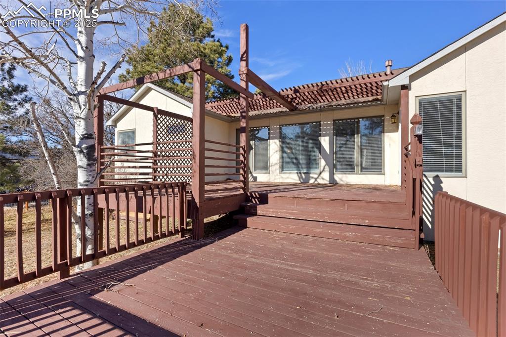 Image 28 of 35: Deck