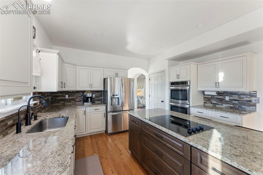 Image 10 of 50: Kitchen