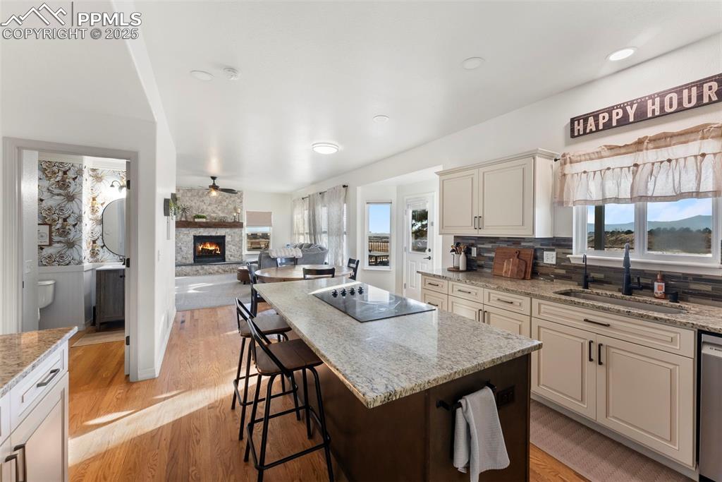 Image 12 of 50: Kitchen