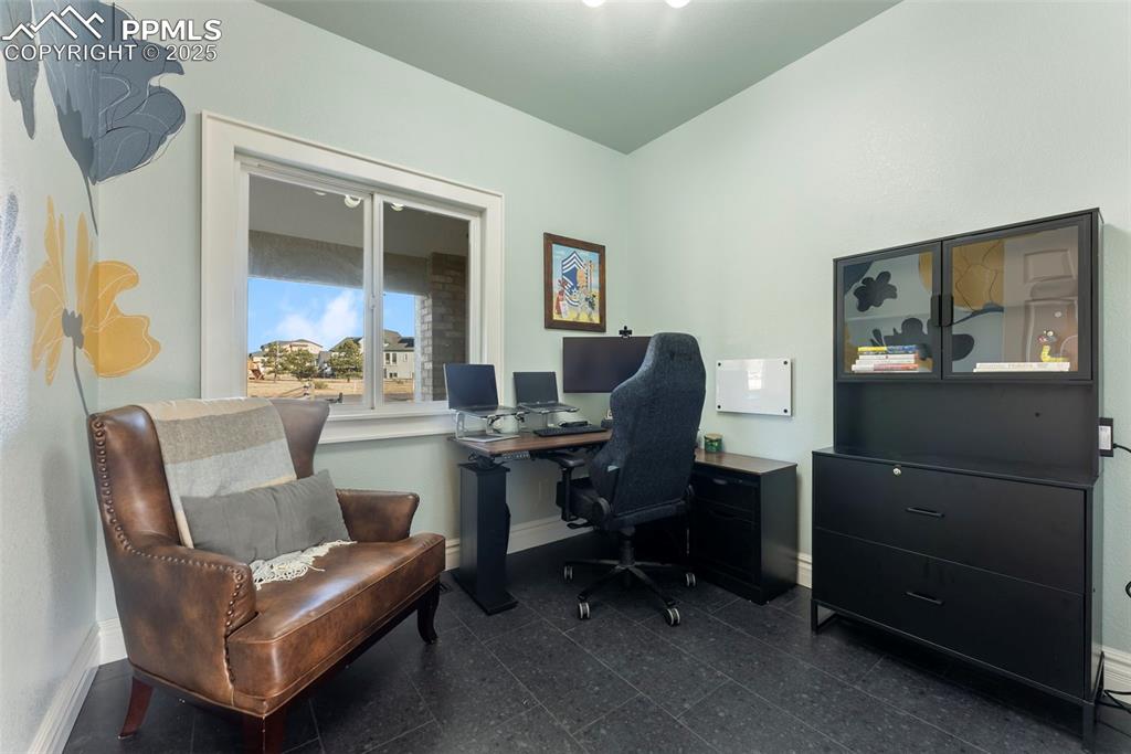 Image 15 of 50: Office