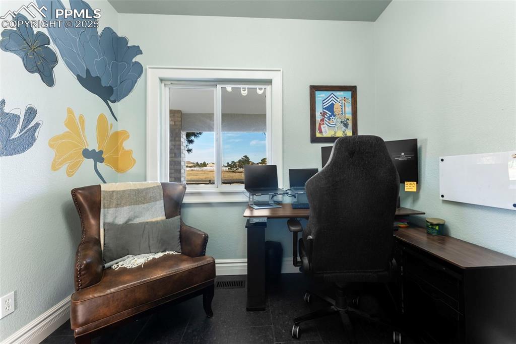 Image 16 of 50: Office