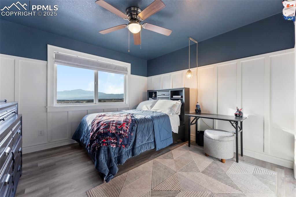 Image 17 of 50: Bedroom