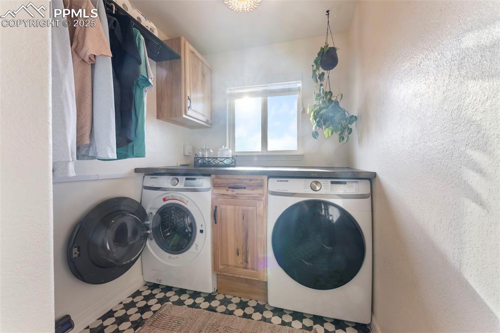 Image 20 of 50: Laundry