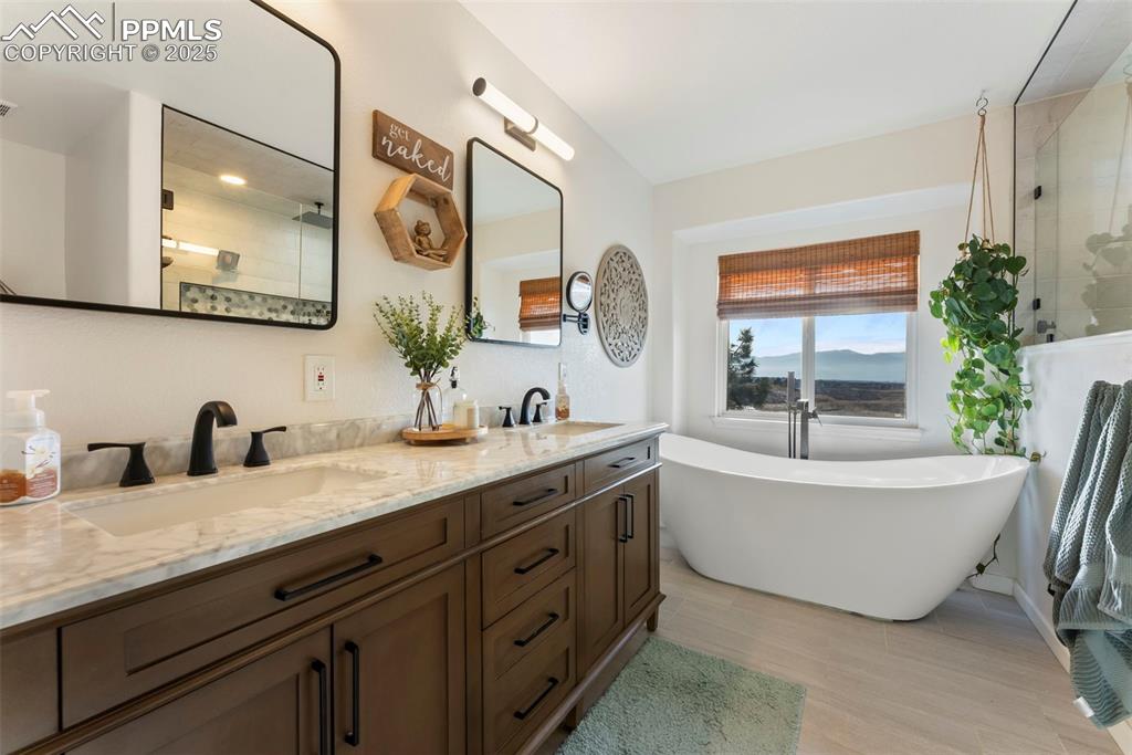 Image 25 of 50: Bathroom