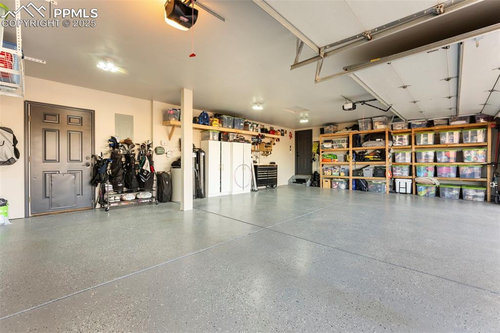 Image 27 of 50: Garage