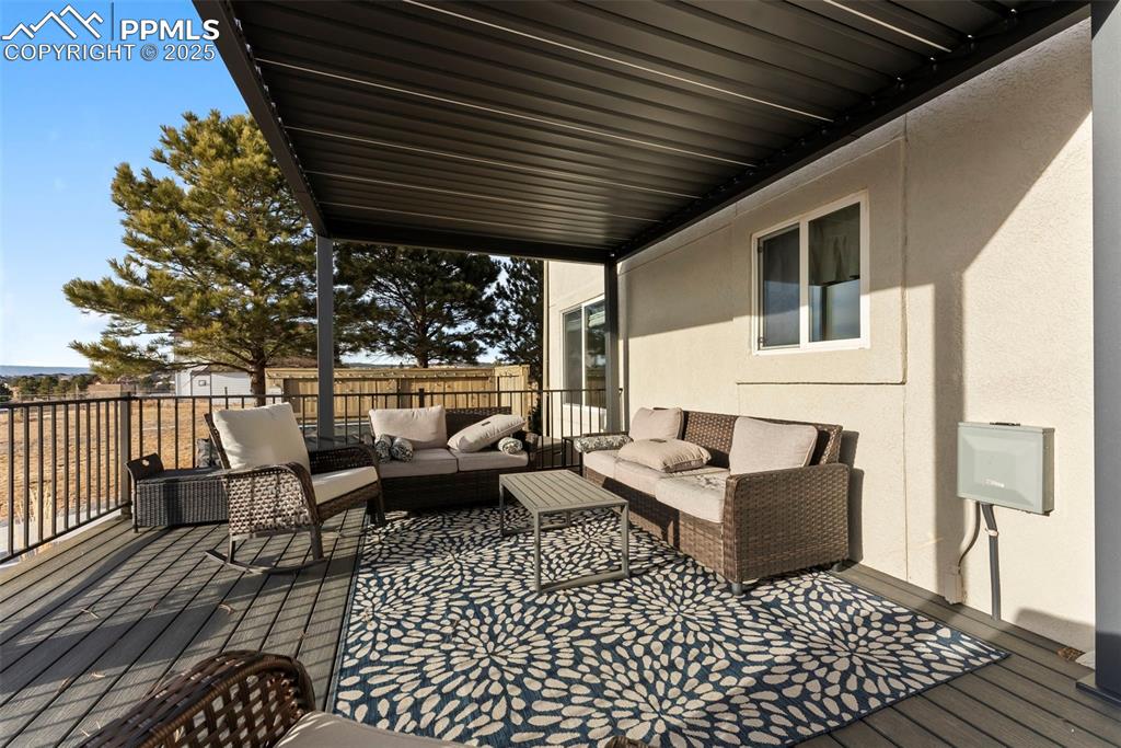 Image 33 of 50: Deck