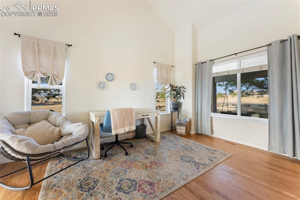 Image 4 of 50: Office