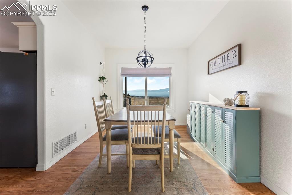 Image 6 of 50: Dining Area