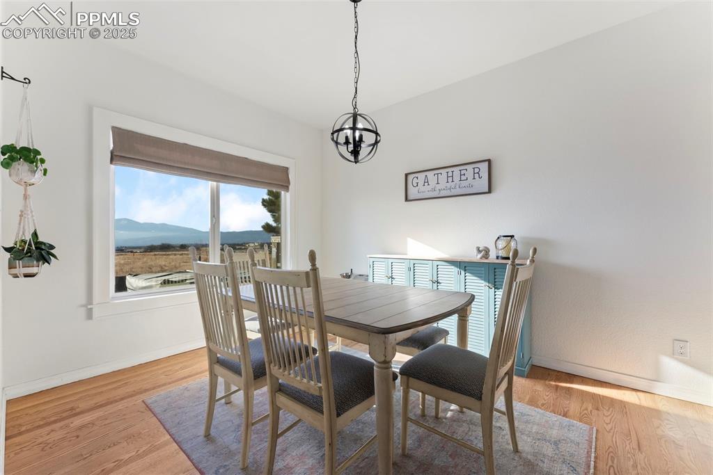 Image 7 of 50: Dining Area