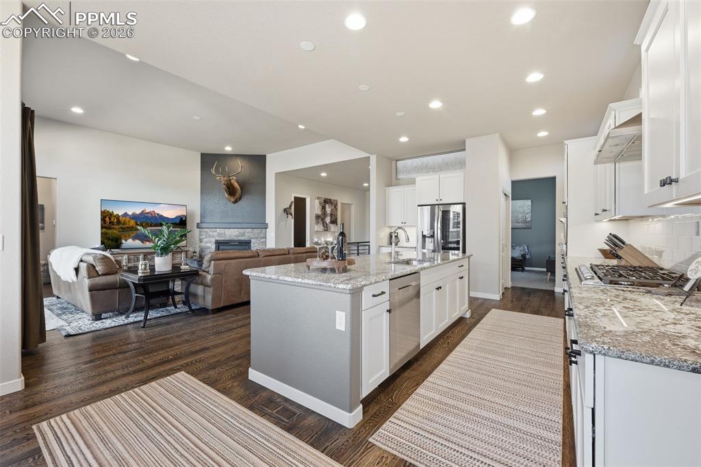 Image 15 of 48: Kitchen